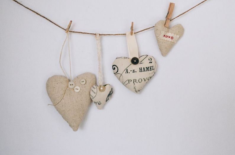 Valentine's Day B&B - four brown hearts buntingsa